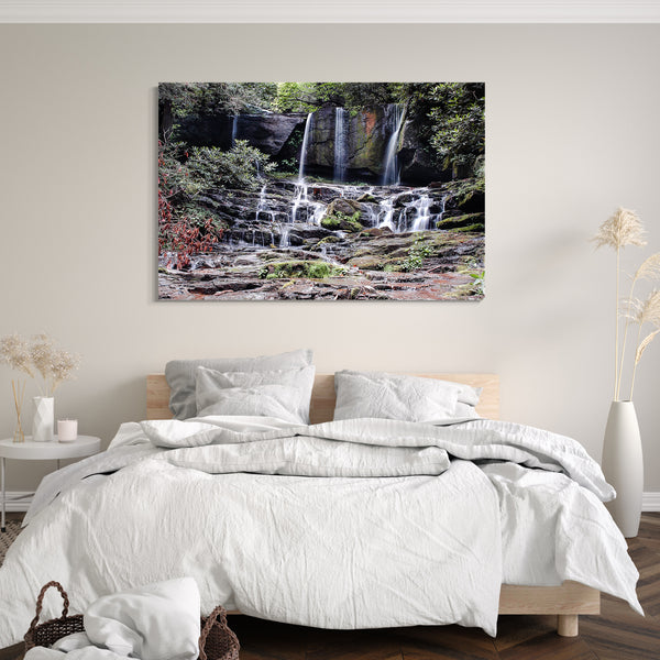 Leinwandbild Naturbilder Wasserfall in Waldlandschaft umgeben von kleinen Büschen