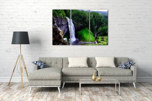Leinwandbild Naturbilder Wasserfall an Felsenwand in grüner Waldlandschaft