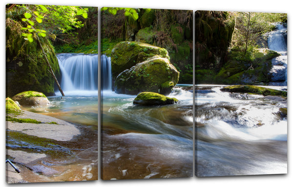 Leinwandbild Naturbilder Wasserfall in grüner Landschaft vor flachem Gewässer