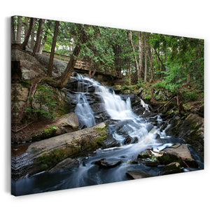 Leinwandbild Naturbilder Wasserfall Bächlein im Wald unter Holzbrücke