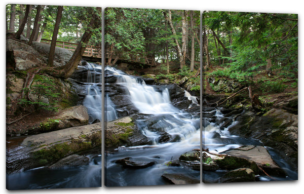 Leinwandbild Naturbilder Wasserfall Bächlein im Wald unter Holzbrücke
