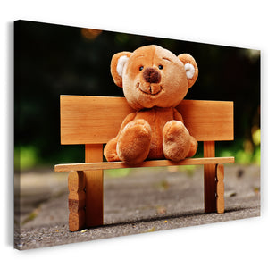 Leinwandbild Wandbild süßer Teddybar auf Holz-Bank sitzend Plüschtier knuffig