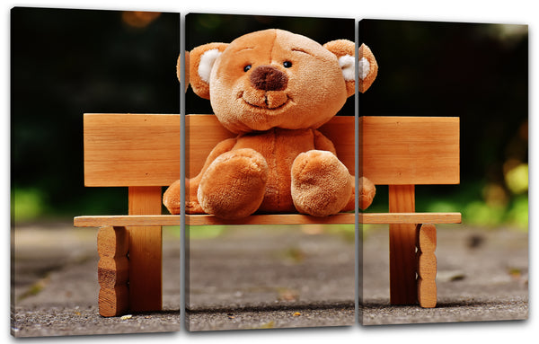 Leinwandbild Wandbild süßer Teddybar auf Holz-Bank sitzend Plüschtier knuffig