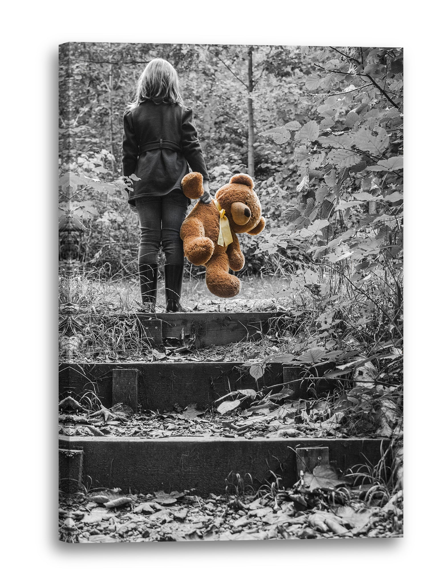 Leinwandbild Mädchen mit braunem Teddy-Bär vor Waldkulisse schwarz-weiß Farbe