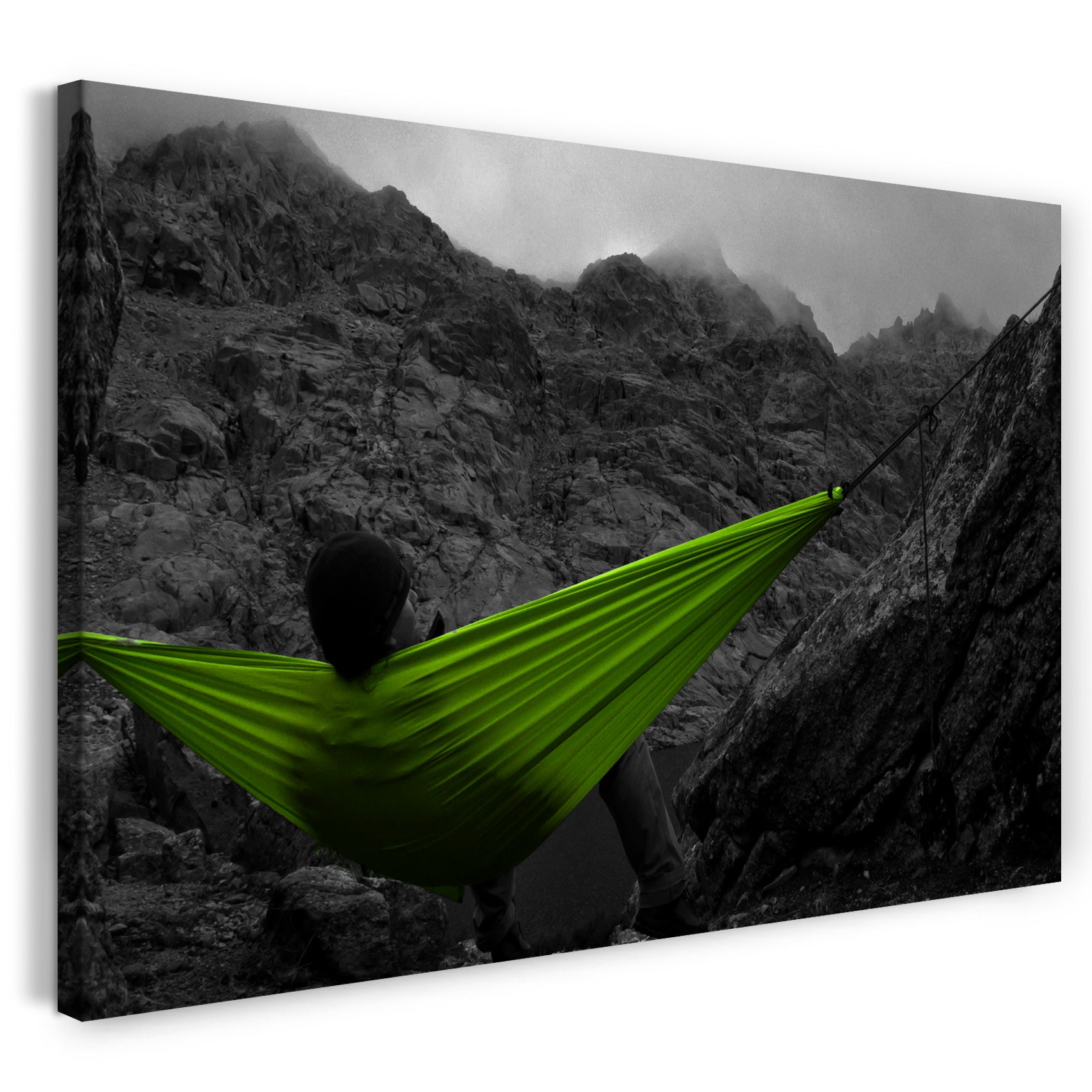 Leinwandbild Frau chillt in Hängematte vor traumhafter Bergkulisse, Nebel Wandbild