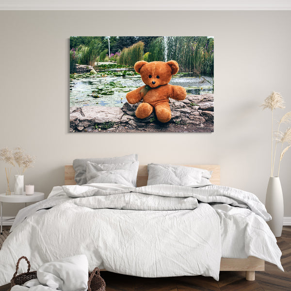 Leinwandbild süßer brauner Teddybär Kuscheltier am See-Ufer Deko Kinder-Zimmer