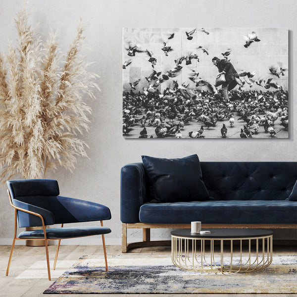 Leinwandbild Mann füttert Tauben schwarz-weiß Foto Nostalgie romantisch Wand-bild