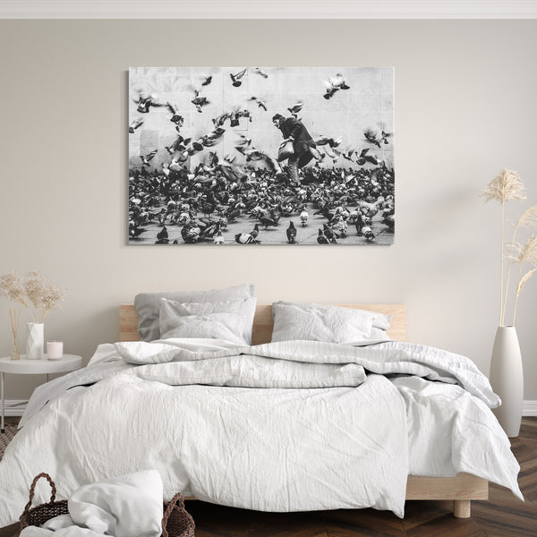 Leinwandbild Mann füttert Tauben schwarz-weiß Foto Nostalgie romantisch Wand-bild
