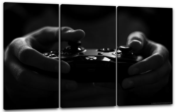 Leinwandbild Gamer hält Game-Controller in Hand schwarz-weiß Foto Wand-Deko