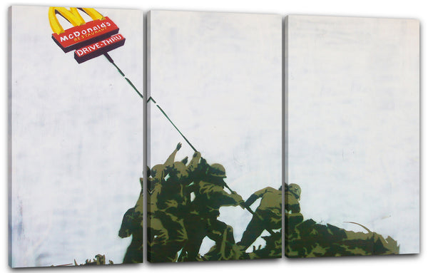 Leinwandbild Banksy - Soldaten heben McDonald's Drive In Schild hoch (Soldiers of McDonald's)