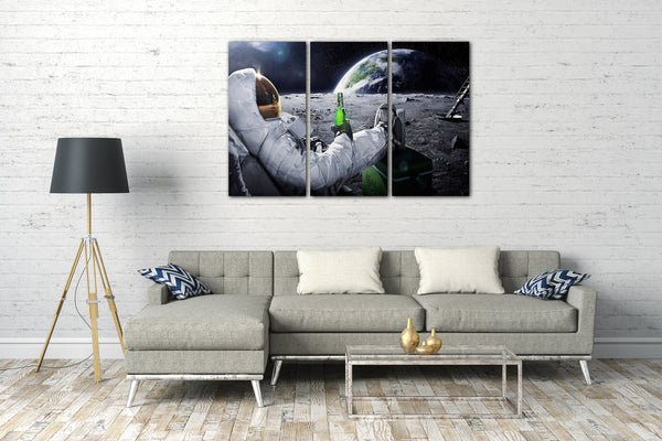 Leinwandbild Astronaut auf Mond trinkt Bier (aus Werbung), 4 Größen
