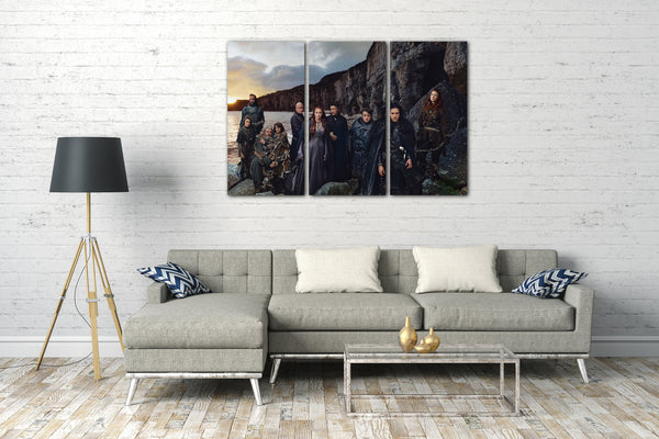 Leinwandbild Game of Thrones Darsteller vor Meeres- und Bergkulisse
