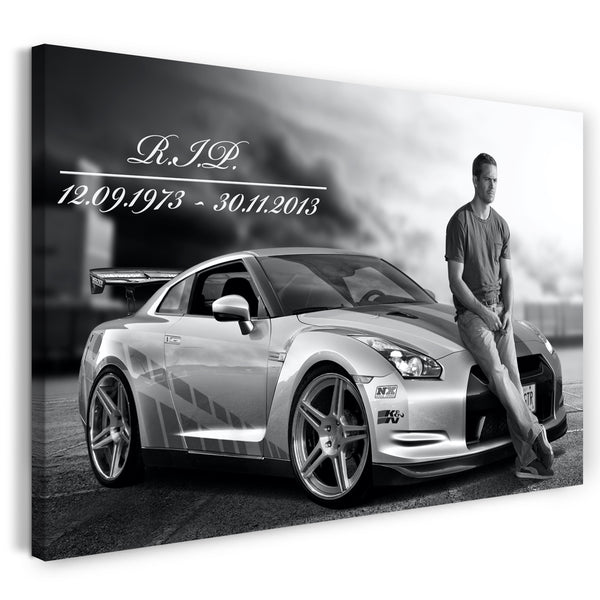Leinwandbild Paul Walker an Auto gelehnt mit Schriftzug links