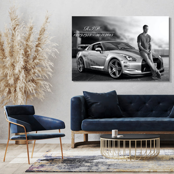 Leinwandbild Paul Walker an Auto gelehnt mit Schriftzug links