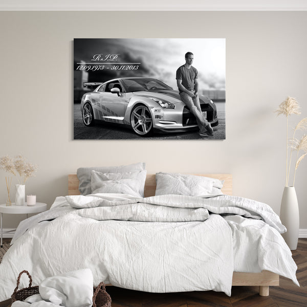 Leinwandbild Paul Walker an Auto gelehnt mit Schriftzug links